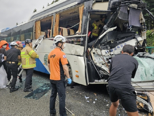경부고속도로에서 사고난 관광버스  [서초경찰서 제공]